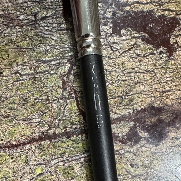 Mac Professional Makeup Brush - Picture 3 of 3